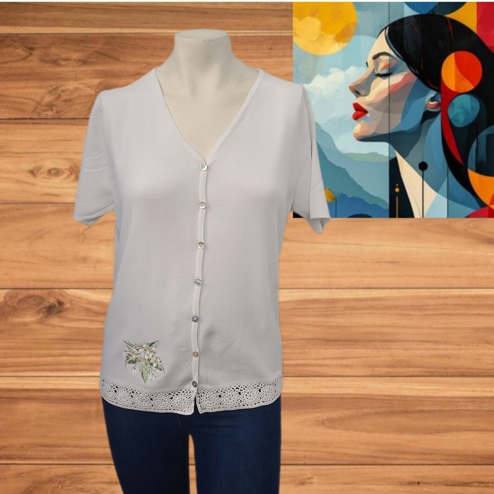 VTG Debbie Morgan Women's Top‎ White Size M Short Sleeve V-neck Button Down